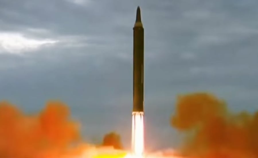 צפון קוריאה לא מפחדת: כך נראה שיגור הטיל שחלף מעל יפן