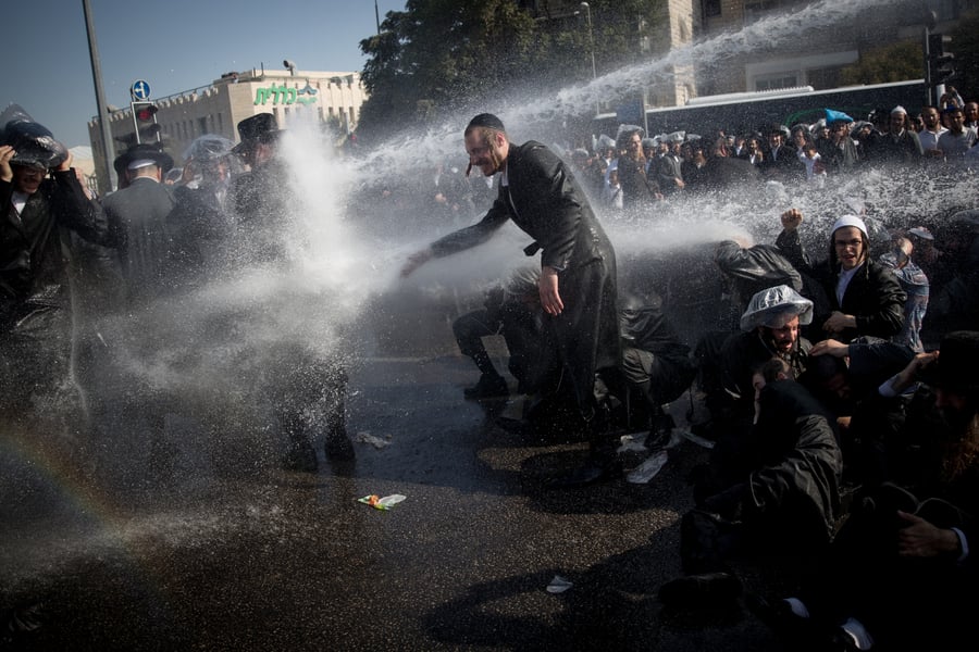 אלימות השוטרים בהפגנה - בתמונות • צפו