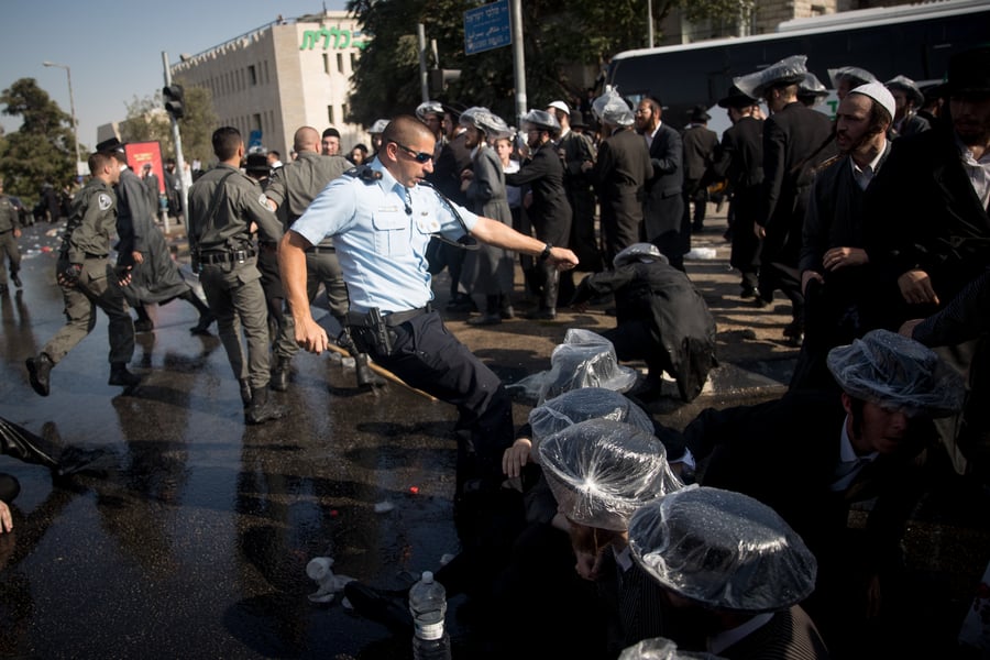 אלימות השוטרים בהפגנה - בתמונות • צפו