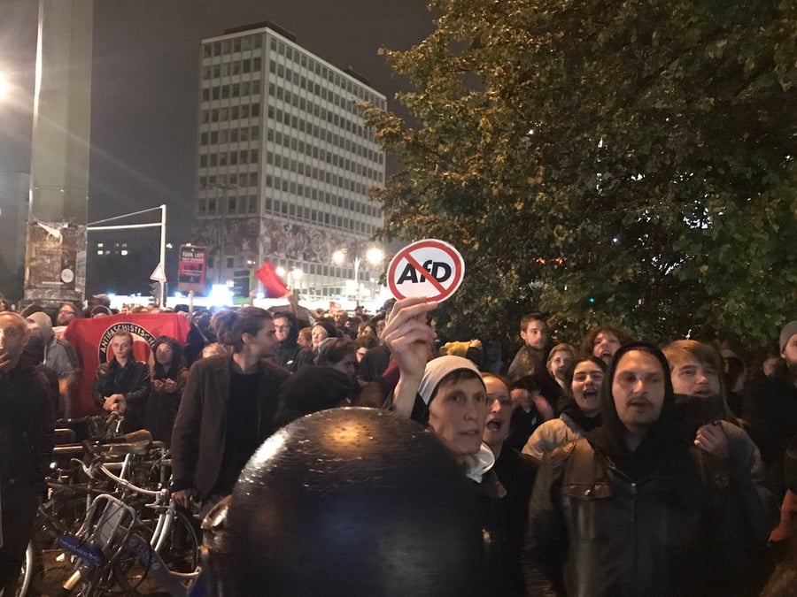 מפגינים נגד מפלגת הימין הקיצוני "נאצים החוצה"