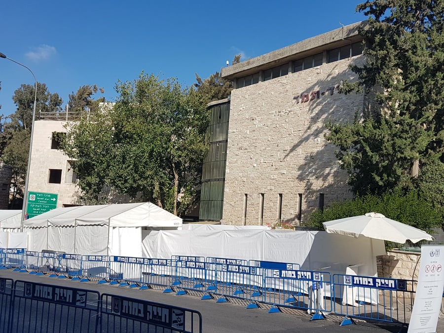 אוהל האבטחה בכניסה לבית הכנסת בערב כיפור