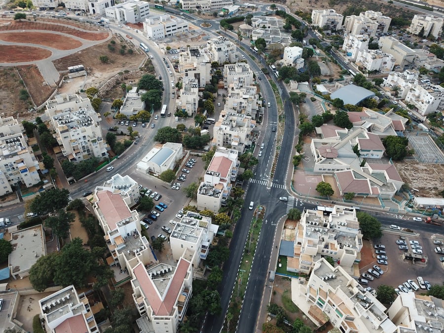 תיעוד מהאוויר: מאות סוכות בעיר אלעד. צפו