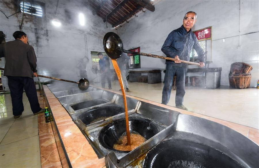 כך מייצרים סוכר חום מסורתי בכפר במזרח סין • צפו