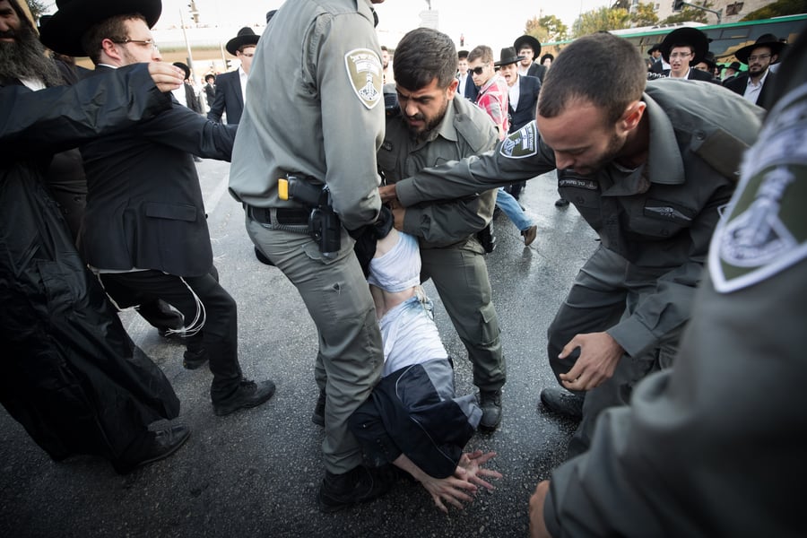 טלאי צהוב ו'בואש' משטרתי: 42 תמונות מהפגנת 'הפלג' בירושלים