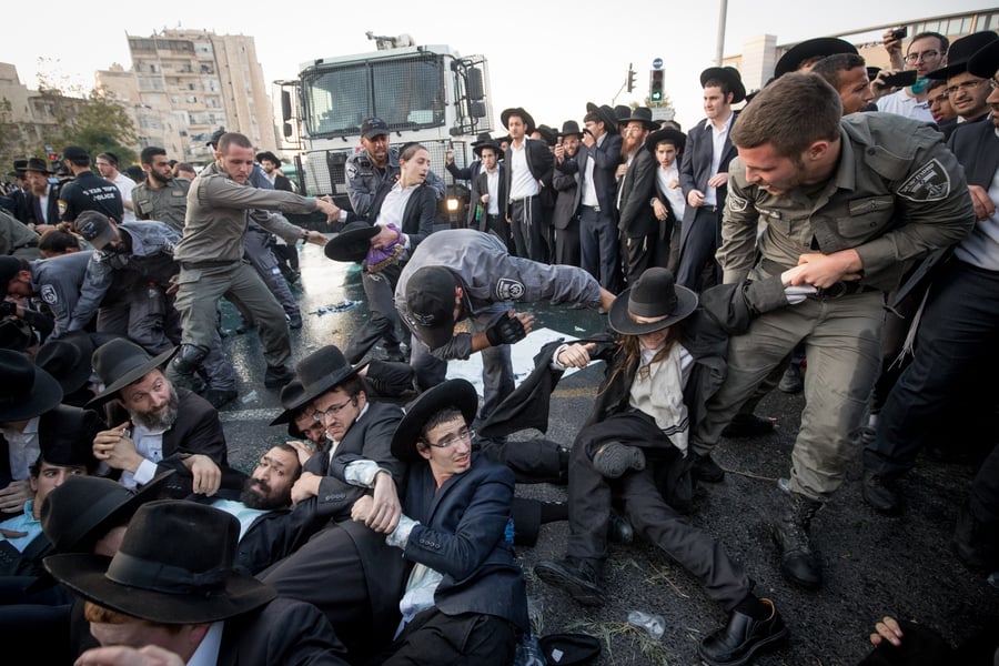טלאי צהוב ו'בואש' משטרתי: 42 תמונות מהפגנת 'הפלג' בירושלים