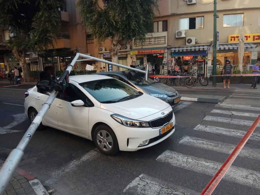 תל אביב: רמזור נפל על רכבים ומחץ אותם