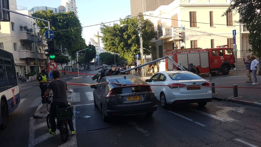 תל אביב: רמזור נפל על רכבים ומחץ אותם