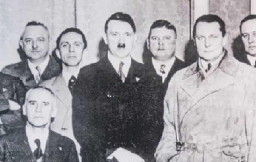 היטלר עם חבריו למפלגה