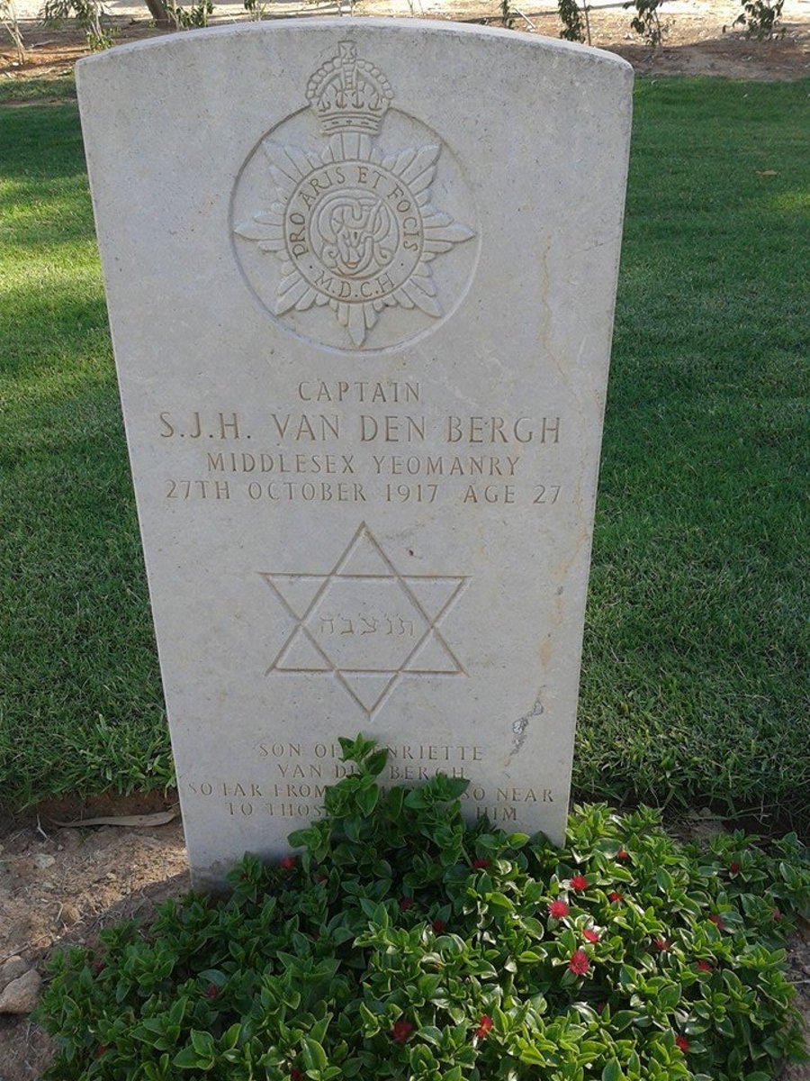 מצבת קברו של קפטן סימור ואן דן ברג, בבית הקברות הצבאי הבריטי בבאר שבע