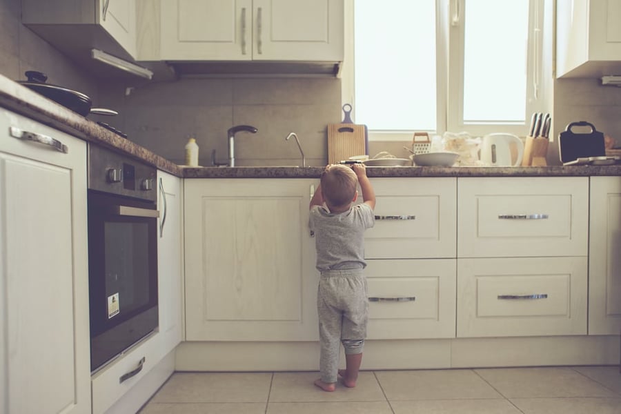 ילד כבן שנה וחצי נכווה משמן רותח במטבח