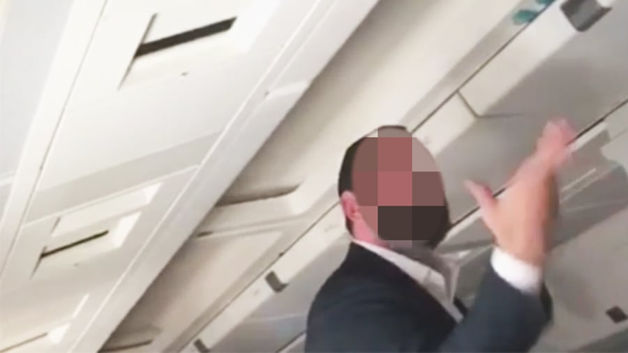"טיסת היין": הנוסע השתכר, צעק והתפרע במהלך הטיסה