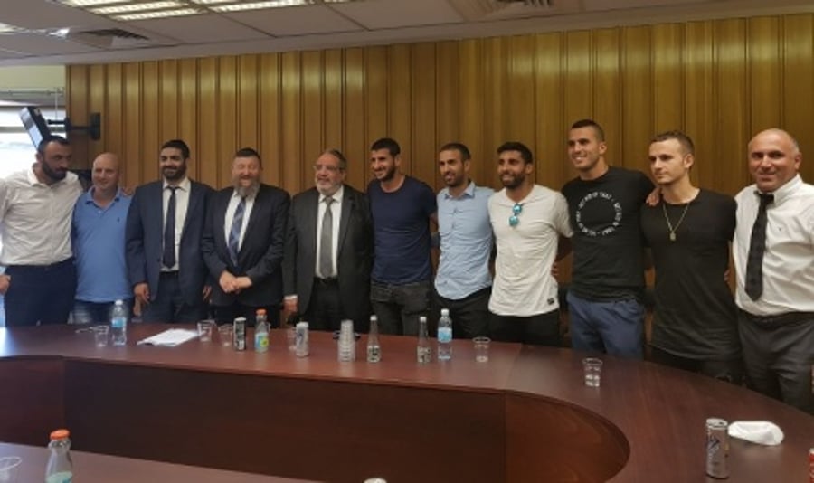שחקני הכדורגל בפגישה עם חברי הכנסת מש''ס
