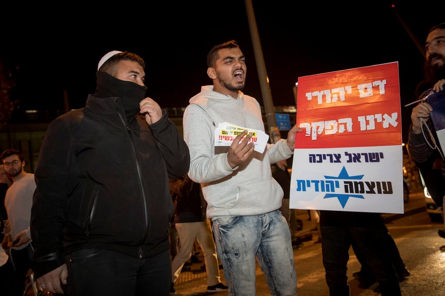 פעילי ימין קיצוני ותומכי ארגון "להב"ה" מפגינים בסמוך לתחנת המרכזית בירושלים, שעות לאחר הפיגוע שביצע במקום פלסטיני מאזור שכם
