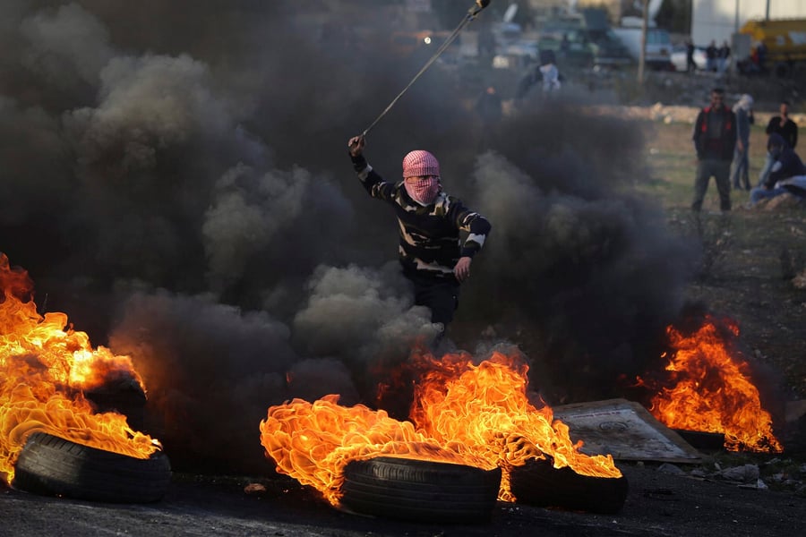 מפגינים פלסטינים מתעמתים עם חיילי צה"ל סמוך למחסום בגדה המערבית, באזור רמאללה, זאת כחלק ממחאתם נגד הכרת נשיא ארה"ב דונלד טראמפ בירושלים כבירת ישראל