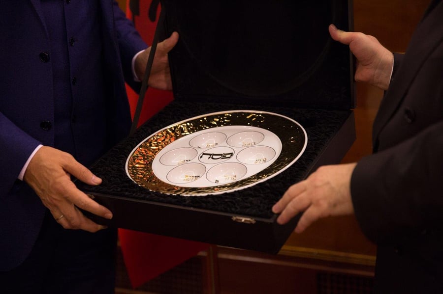 היסטוריה באלבניה: נר חנוכה במעון ראש הממשלה