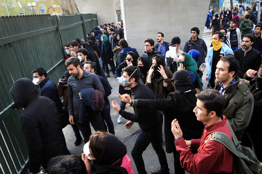 מפגינים איראנים. EPA-EFE/STR