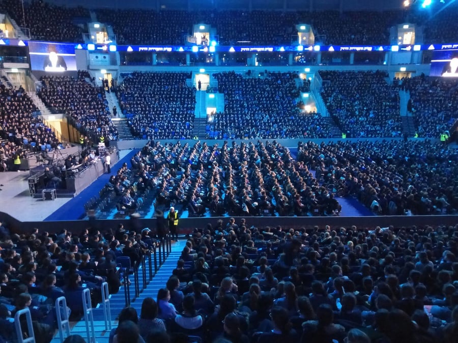 צפו: אלפי תלמידות בקבלת עול מלכות שמים ב'ארנה'
