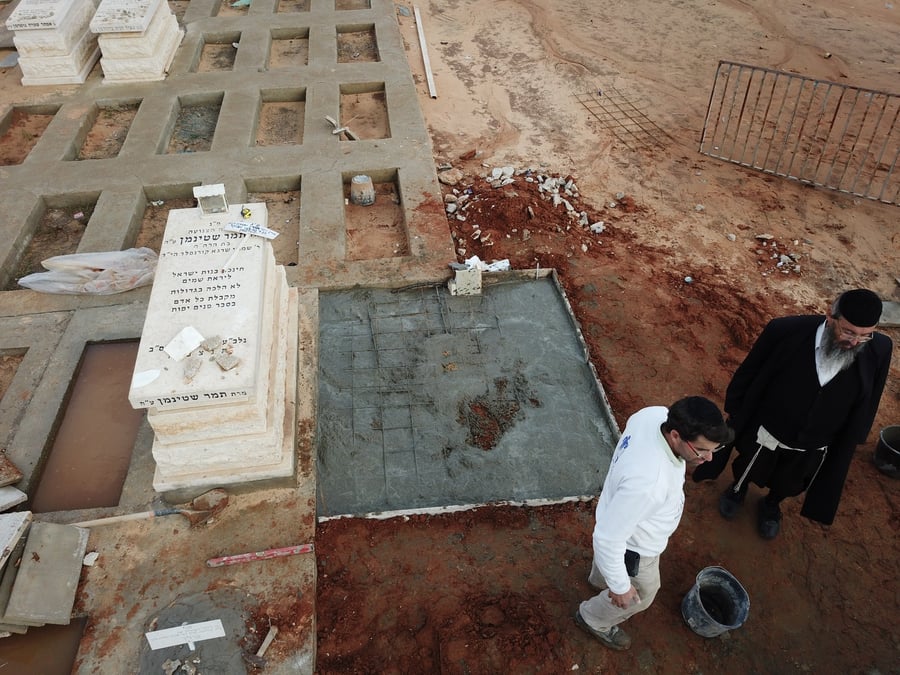 החלו העבודות להקמת המצבה בקברו של מרן הרב שטיינמן • תיעוד