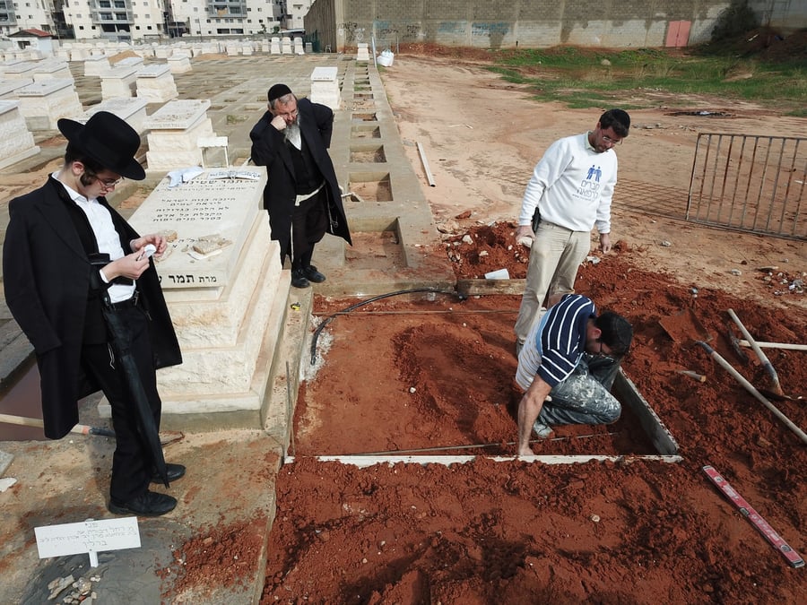 החלו העבודות להקמת המצבה בקברו של מרן הרב שטיינמן • תיעוד