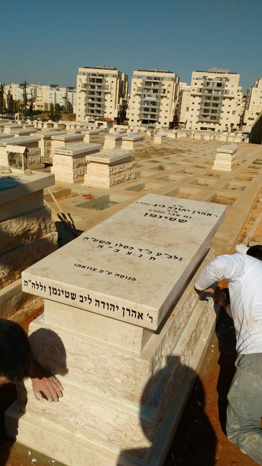 תיעוד ראשון: המצבה בקברו של מרן הרב שטיינמן זצ"ל
