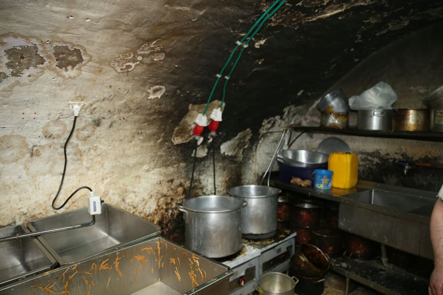 הצצה נדירה: המערה הסודית שבה מכינים קוגל ירושלמי