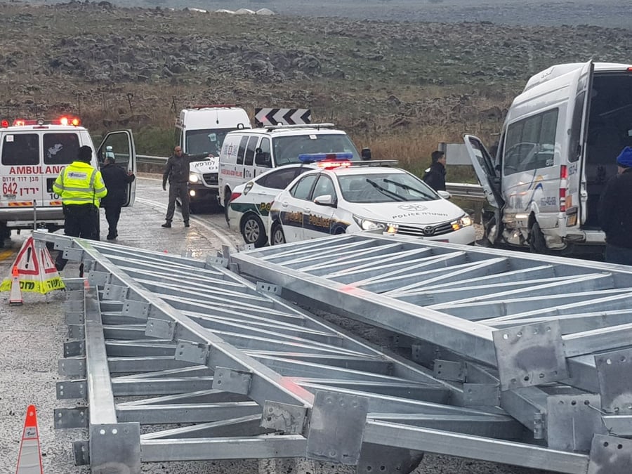 חלקי גשר נפלו ממשאית - 8 תיירים נפצעו
