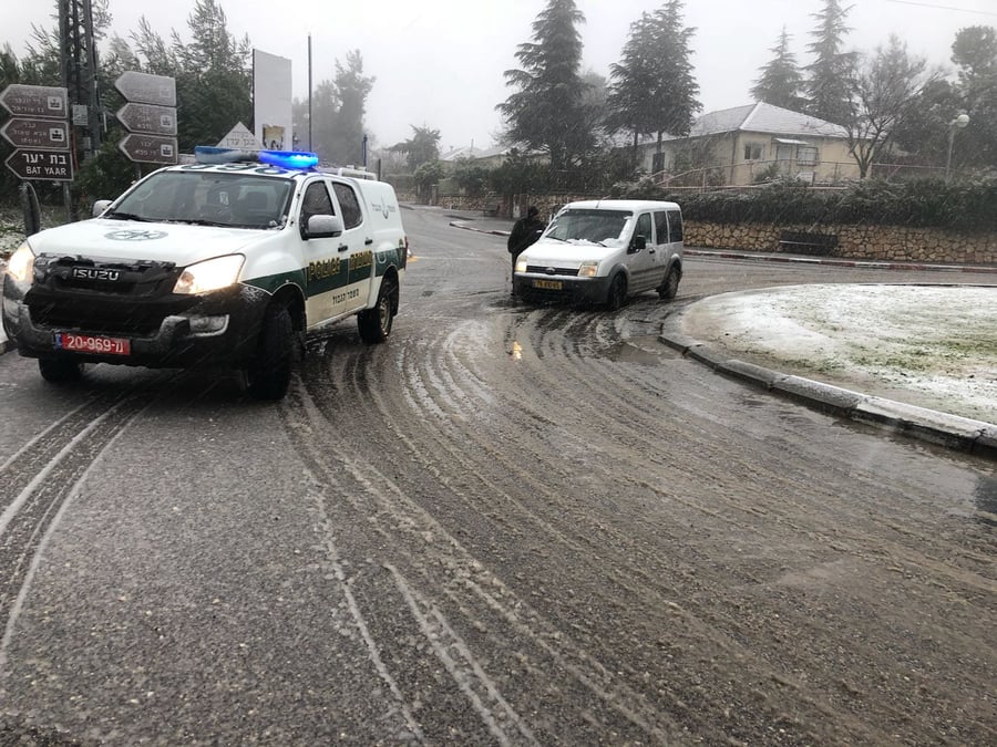 שלג החל ליד צפת: המשטרה סגרה כבישים