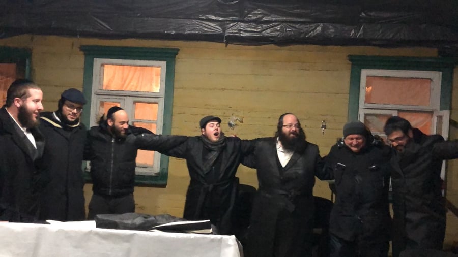 עשרות יהודים שבתו בעיירה אולבסק באוקראינה