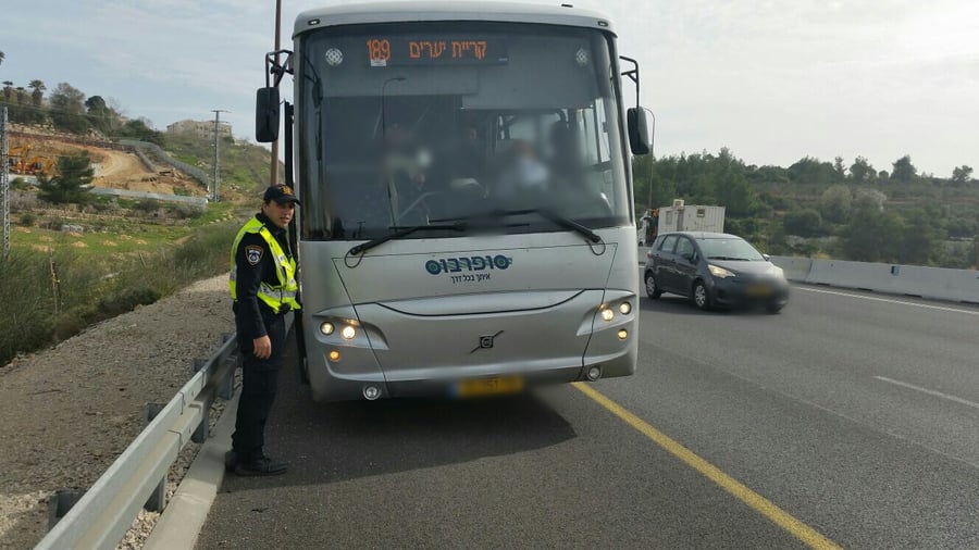 נהג האוטובוס העמיס נוסעים והורד מהכביש