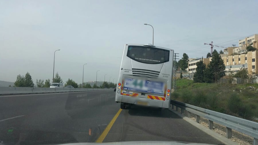 נהג האוטובוס העמיס נוסעים והורד מהכביש