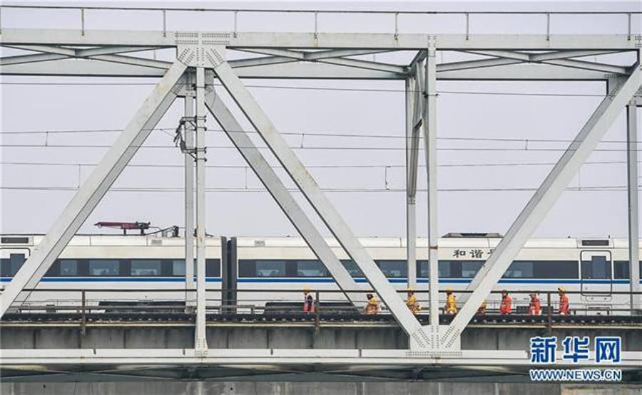 סין: כך בודקים את בטיחות הגשרים לפני העומס