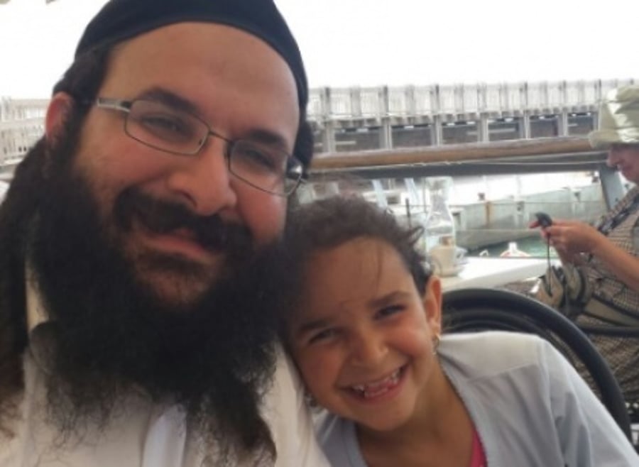 הרב רזיאל שבח הי'ד עם בתו תבלחט"א