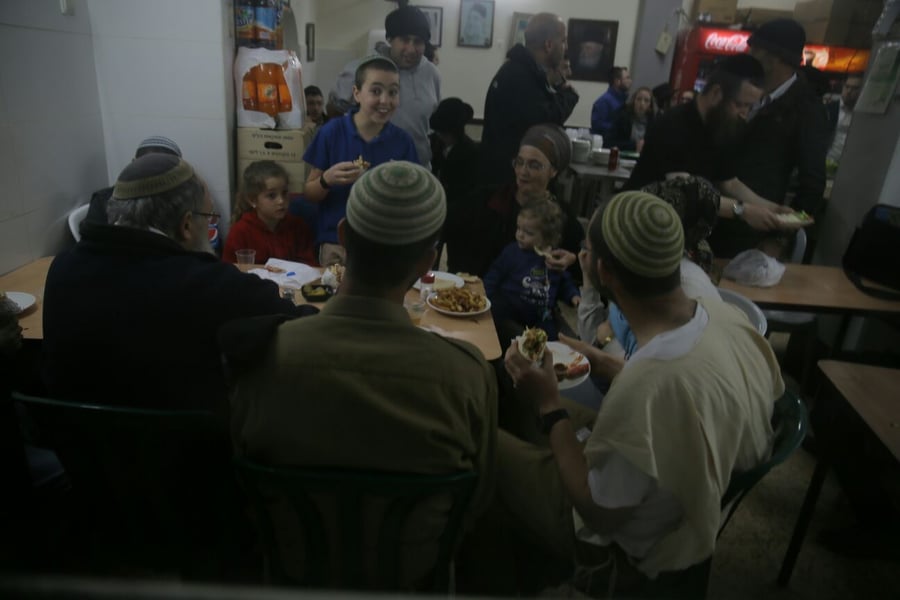 חייל דתי הותקף בפלאפל מירו בבית ישראל