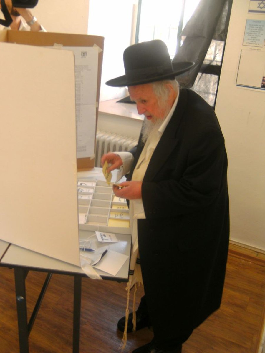הגר"ש אוירבך מצביע בבחירות בירושלים, בשנת תשע"ד