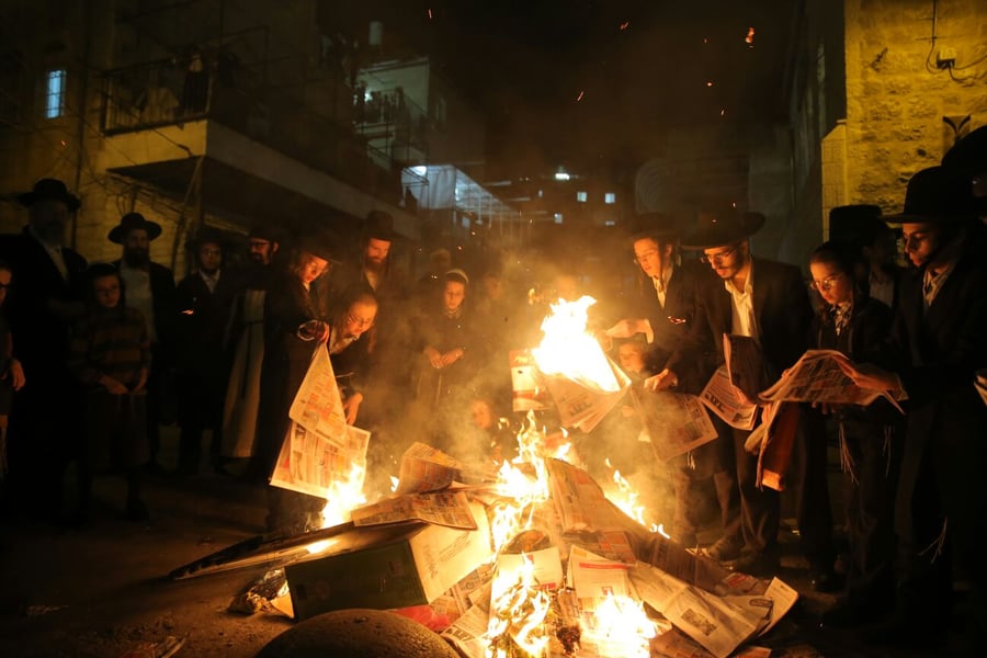 שוק מאה שערים: מאות עותקי 'יתד נאמן' ודגלי ישראל הועלו באש