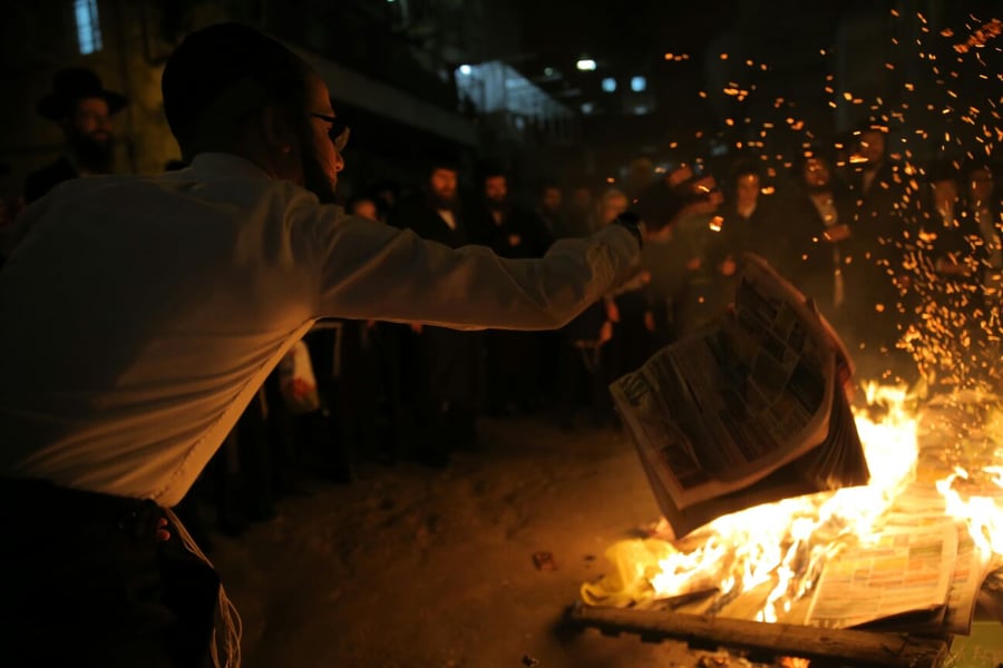 שוק מאה שערים: מאות עותקי 'יתד נאמן' ודגלי ישראל הועלו באש