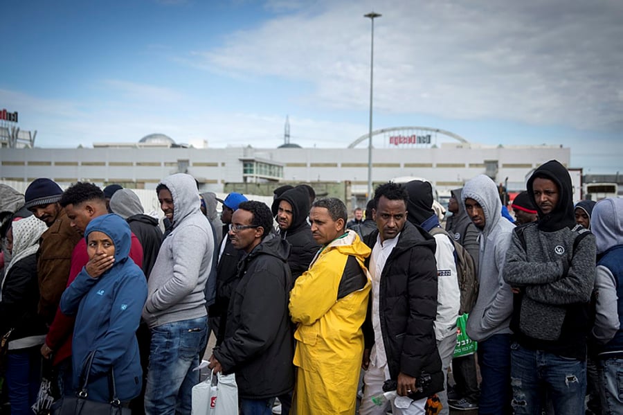 עשרות פליטים ממתינים בתור לבירור מעמדם