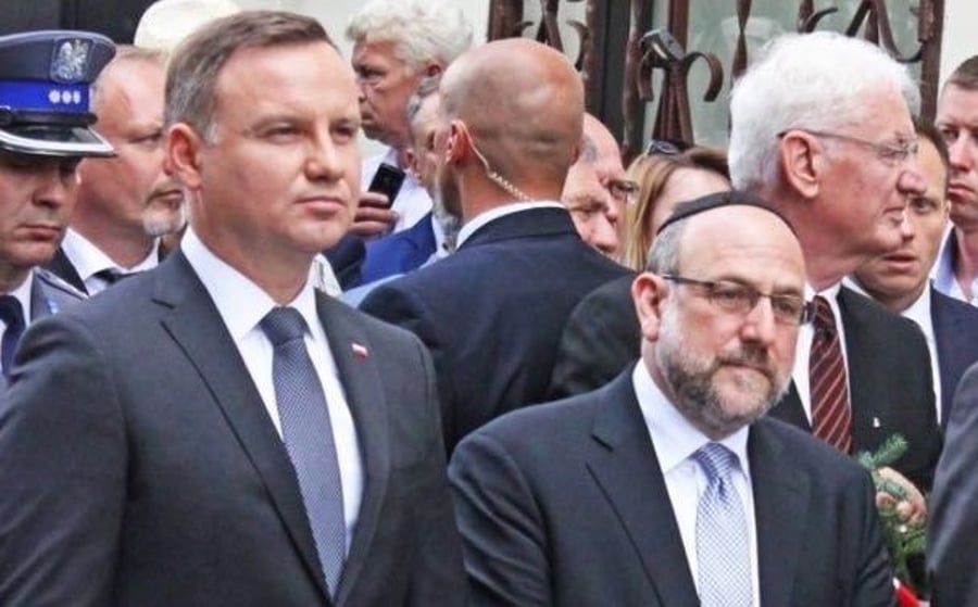 הנשיא הפולני אנדז'יי דודה משמאל, לצד הרב הראשי לפולין, הרב שודריך