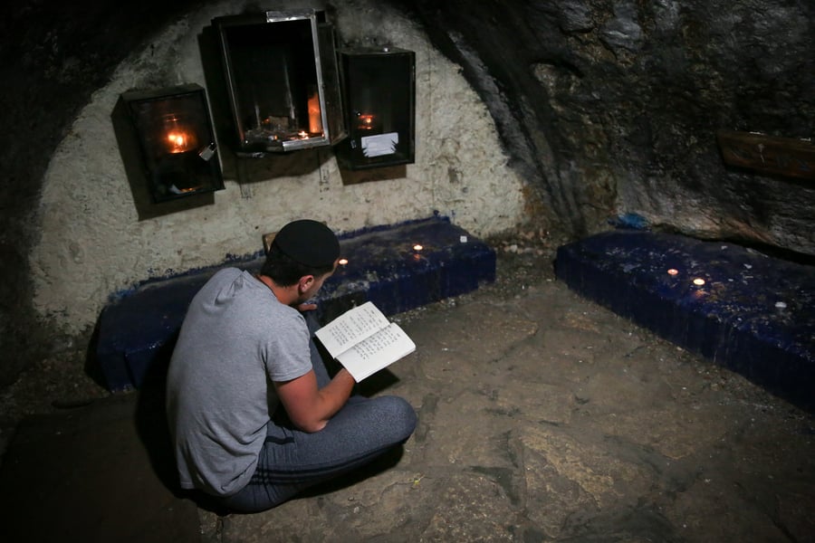 מתפללים במערת אביי ורבא • צפו בתיעוד