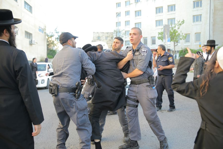 בהפגנת הקיצוניים נגד מוטי אלמוז: נשים חרדיות התעמתו עם שוטרים