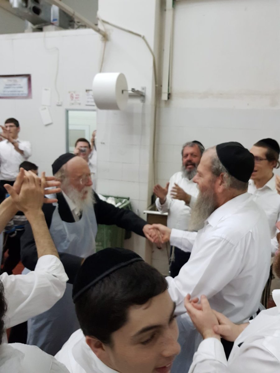 הרבנים אפו מצות ופצחו בריקוד של שמחה