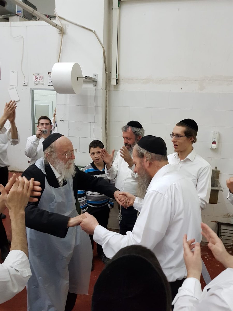 הרבנים אפו מצות ופצחו בריקוד של שמחה