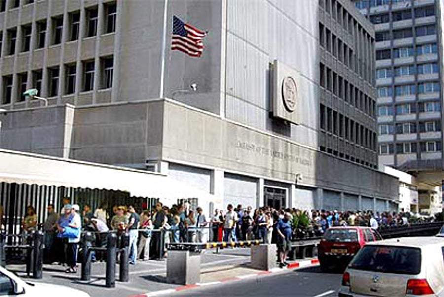 התור בכניסה לשגרירות ארה"ב, בתל אביב. אילוסטרציה