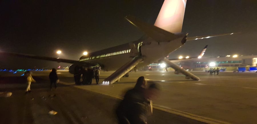 עשן נכנס למטוס - הנוסעים נמלטו בקפיצה