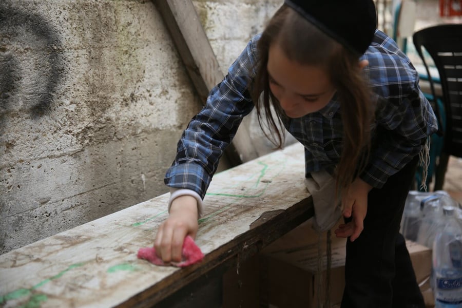 כנסו לאווירה: צלם "כיכר השבת" עם המקרצפים במאה שערים
