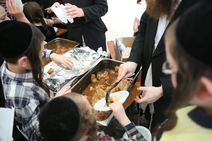 ערב חג במאה שערים: ההורים מנקים, הילדים אוכלים צ'יפס אצל 'המגיד'