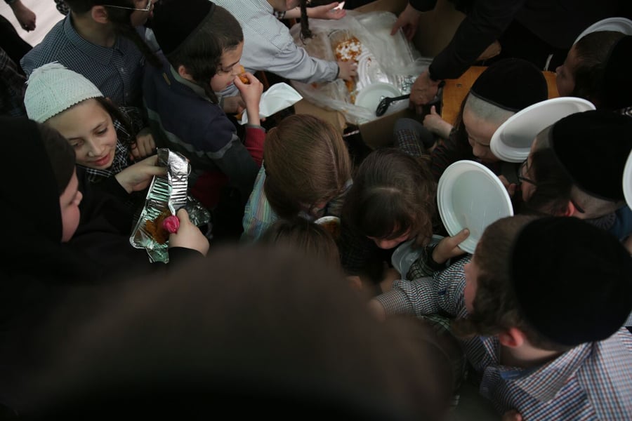 ערב חג במאה שערים: ההורים מנקים, הילדים אוכלים צ'יפס אצל 'המגיד'