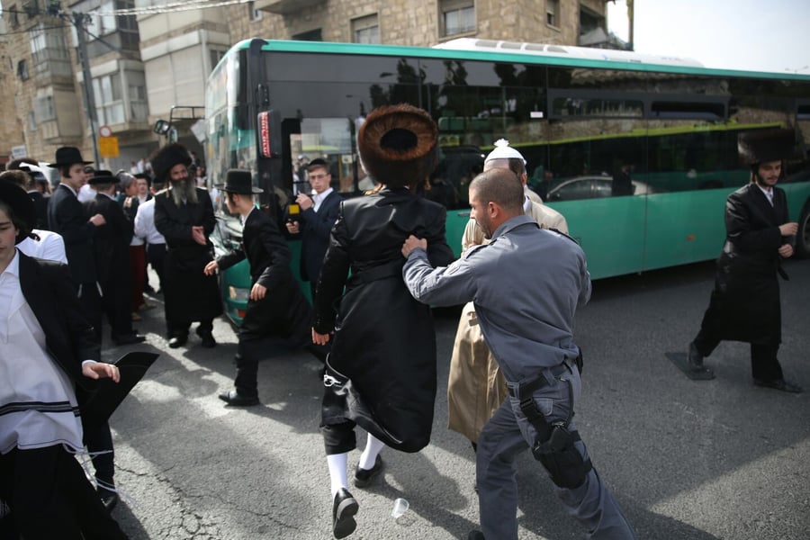 ילד חרדי קטן נעצר בהפגנות בירושלים • צפו