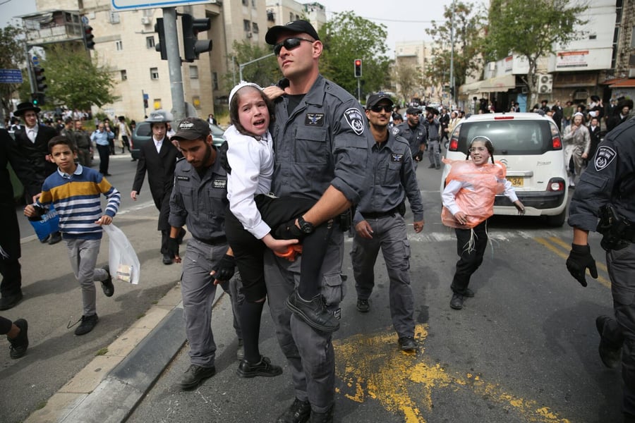 ילד חרדי קטן נעצר בהפגנות בירושלים • צפו