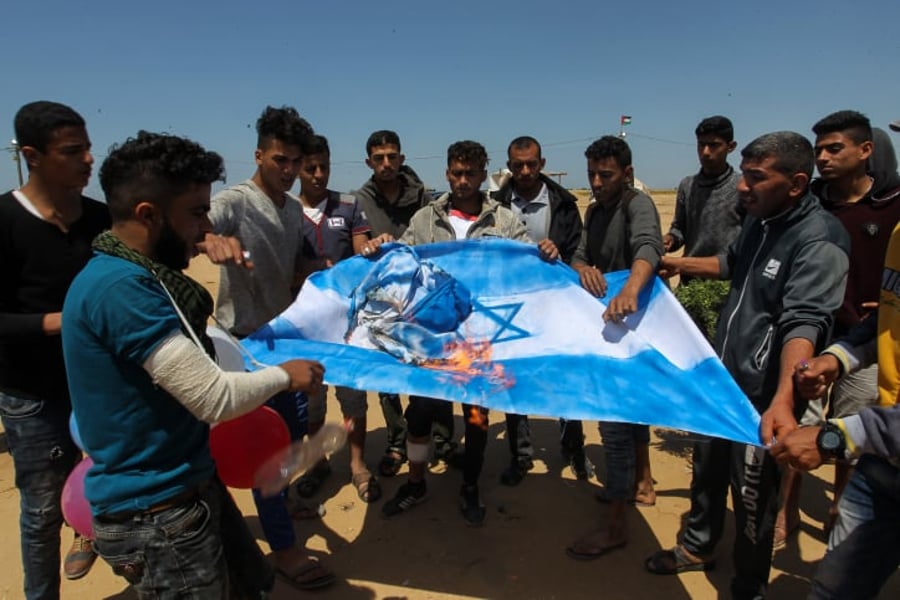 מפגינים עזתיים שורפים את דגל ישראל אתמול